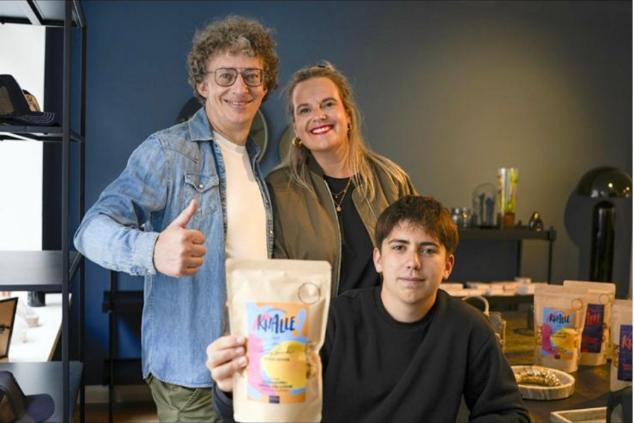 Das dreiköpfige Team von Hübsches Ding im Concept Store in Flensburg, ein Teammitglied hält eine Produkttüte in die Kamera.
