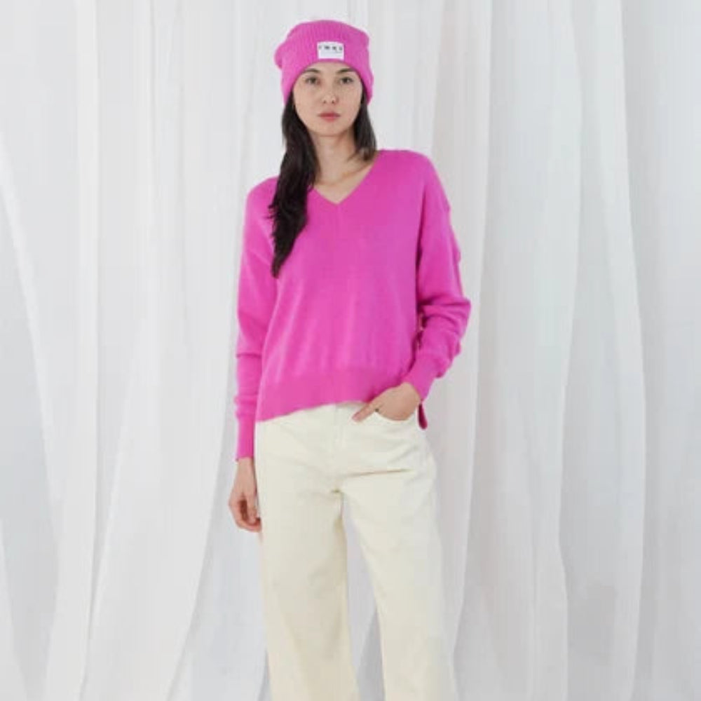 Model trägt den TWNS the Label BOULDER Pullover Bubblegum mit V-Ausschnitt als Lifestyle-Aufnahme
