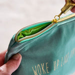 Detailansicht des Mäppchens Woke up in Salbeigrün
