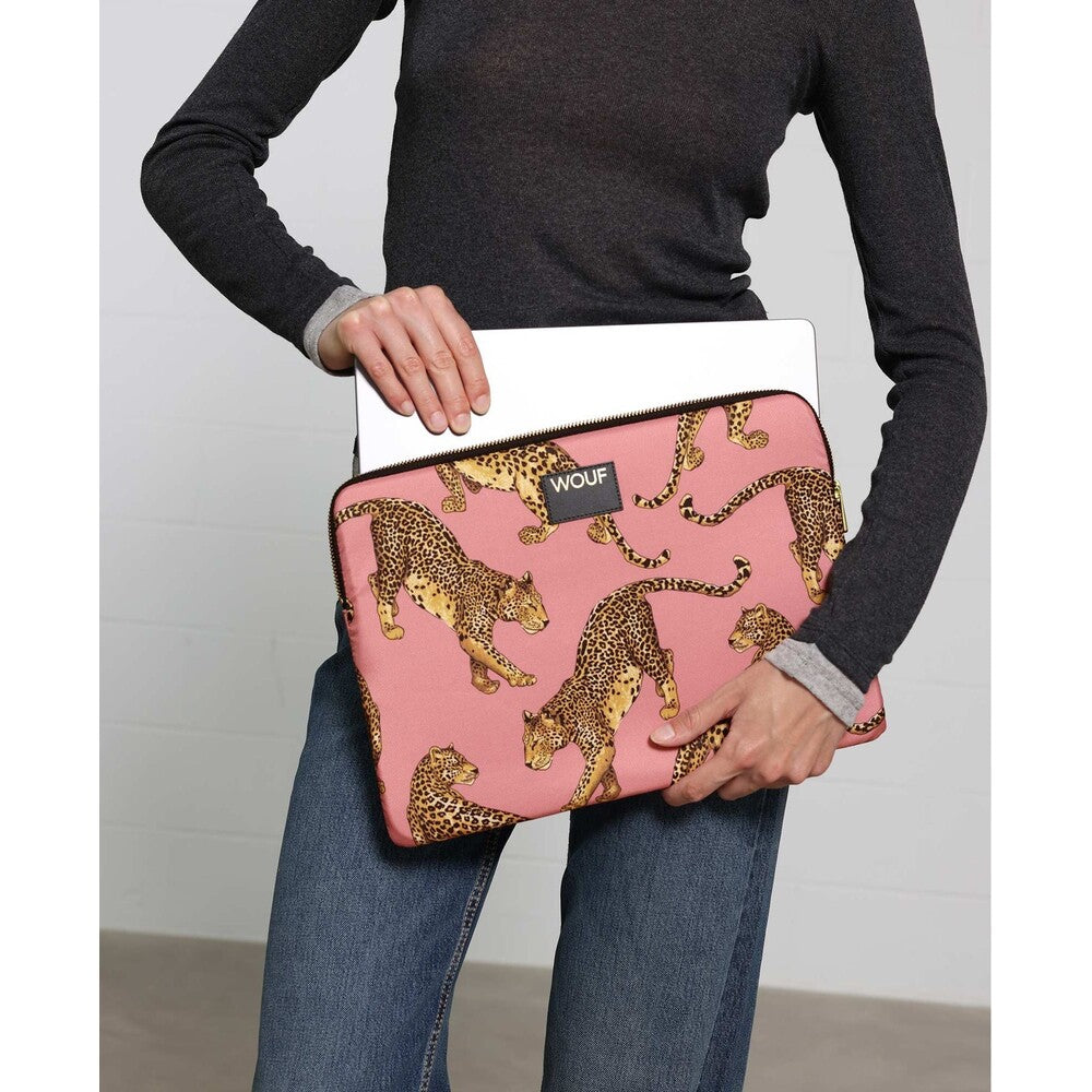WOUF Blush Leopard Laptop-Hülle im Alltag
