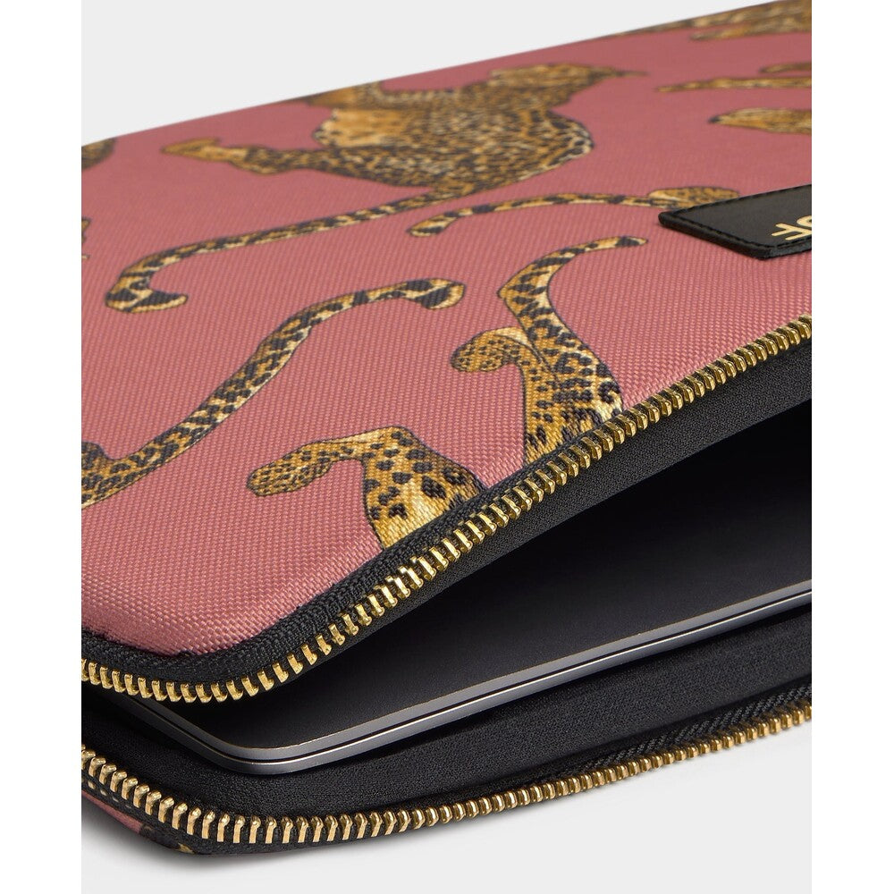 Detail der WOUF Blush Leopard Laptop-Hülle für 15 bis 16 Zoll